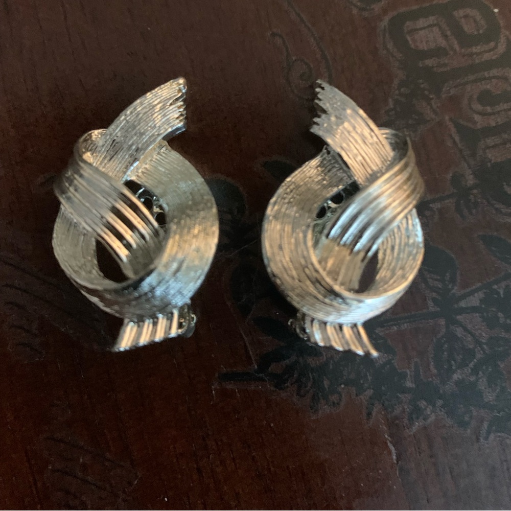Lisner Silvertone clip earrings vintage classic style Collector item.